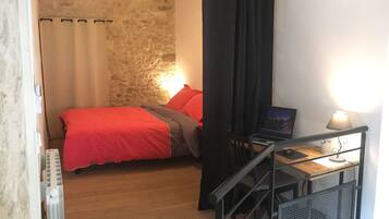 2 chambres, bureau, fer et planche à repasser, lit parapluie