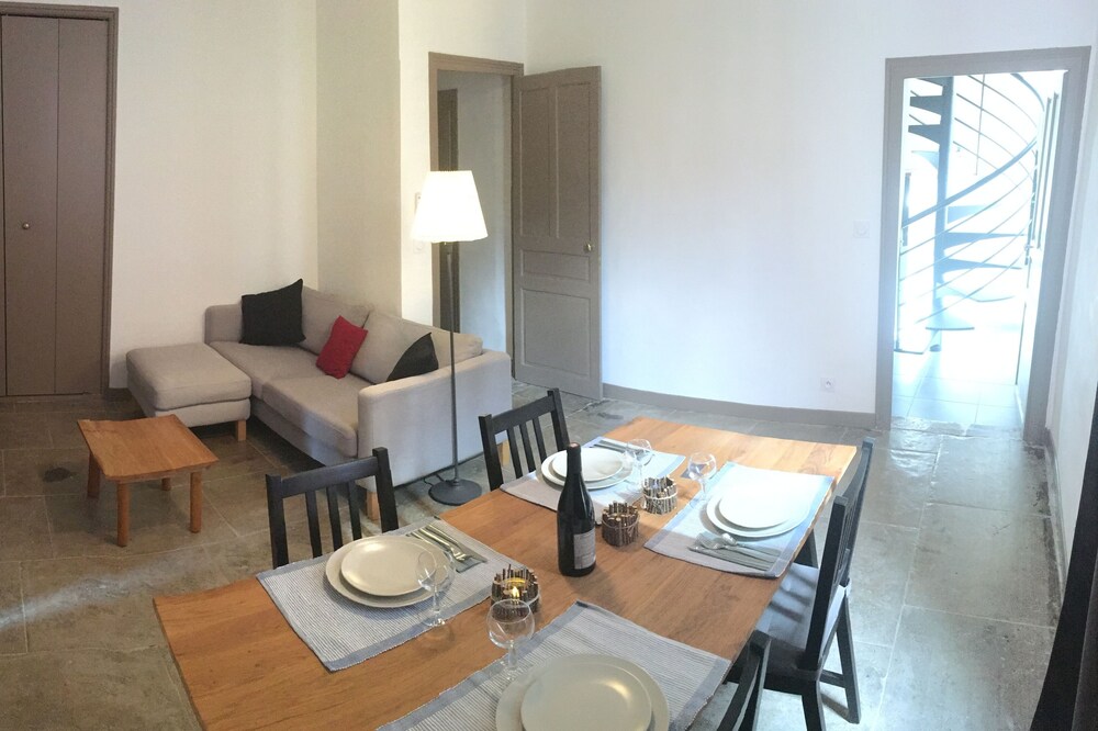 Charming apartment in the heart of old Nîmes (parking included)