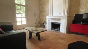 Televisie, een open haard, tafelvoetbal en een stereo