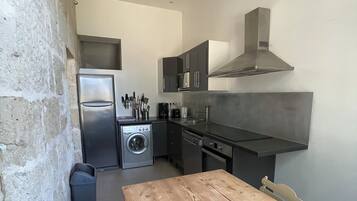 Réfrigérateur, micro-ondes, four, plaque de cuisson