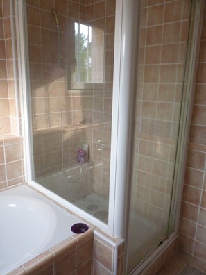 Badewanne, Haartrockner, Handtücher