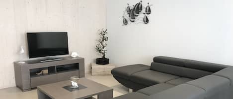 TV, DVD-spiller og stereoanlegg