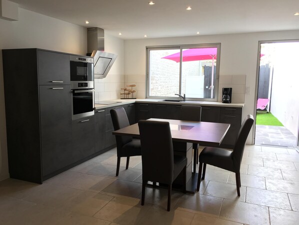 Kjøleskap, mikrobølgeovn, ovn og kokeplater