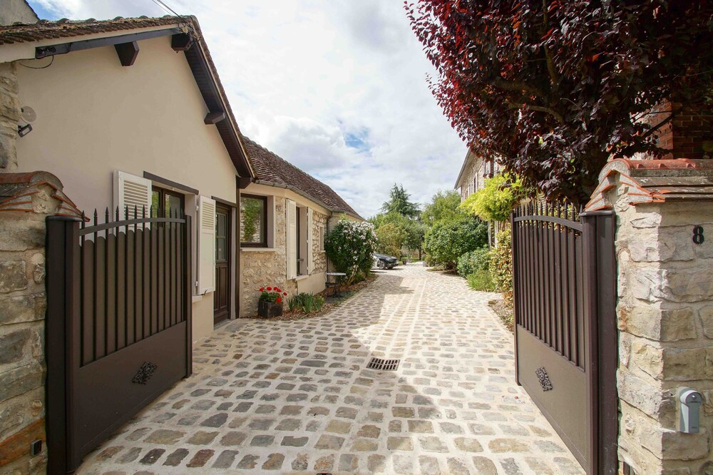 Cottage 1 to 4 people, renovated stone house in the heart of Moret-sur-Loing