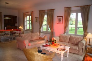 TV, DVD player, books - Family house in the park with exclusive pool (Vallenay)