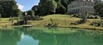 Familjehus med exklusiv pool i parkens slott