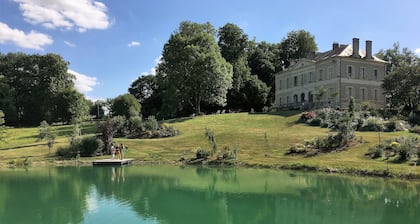 Familienhaus mit exklusivem Pool im Park des Schlosses
