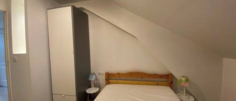 2 bedrooms, iron/ironing board, free WiFi