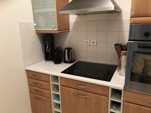 Réfrigérateur, four à micro-ondes, un four, surface de cuisson