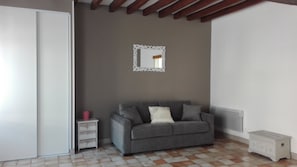 Fernseher, Kamin, DVD-Player, Bücher