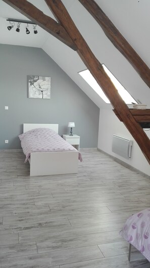 4 bedrooms, iron/ironing board, travel cot, free WiFi - The cottage of Angel near Guédelon (Tannerre-en-Puisaye)