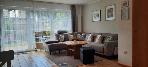 Älytelevisio, DVD-soitin, kirjoja, stereot