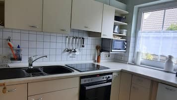 Réfrigérateur, micro-ondes, plaque de cuisson, cafetiÚre/bouilloire