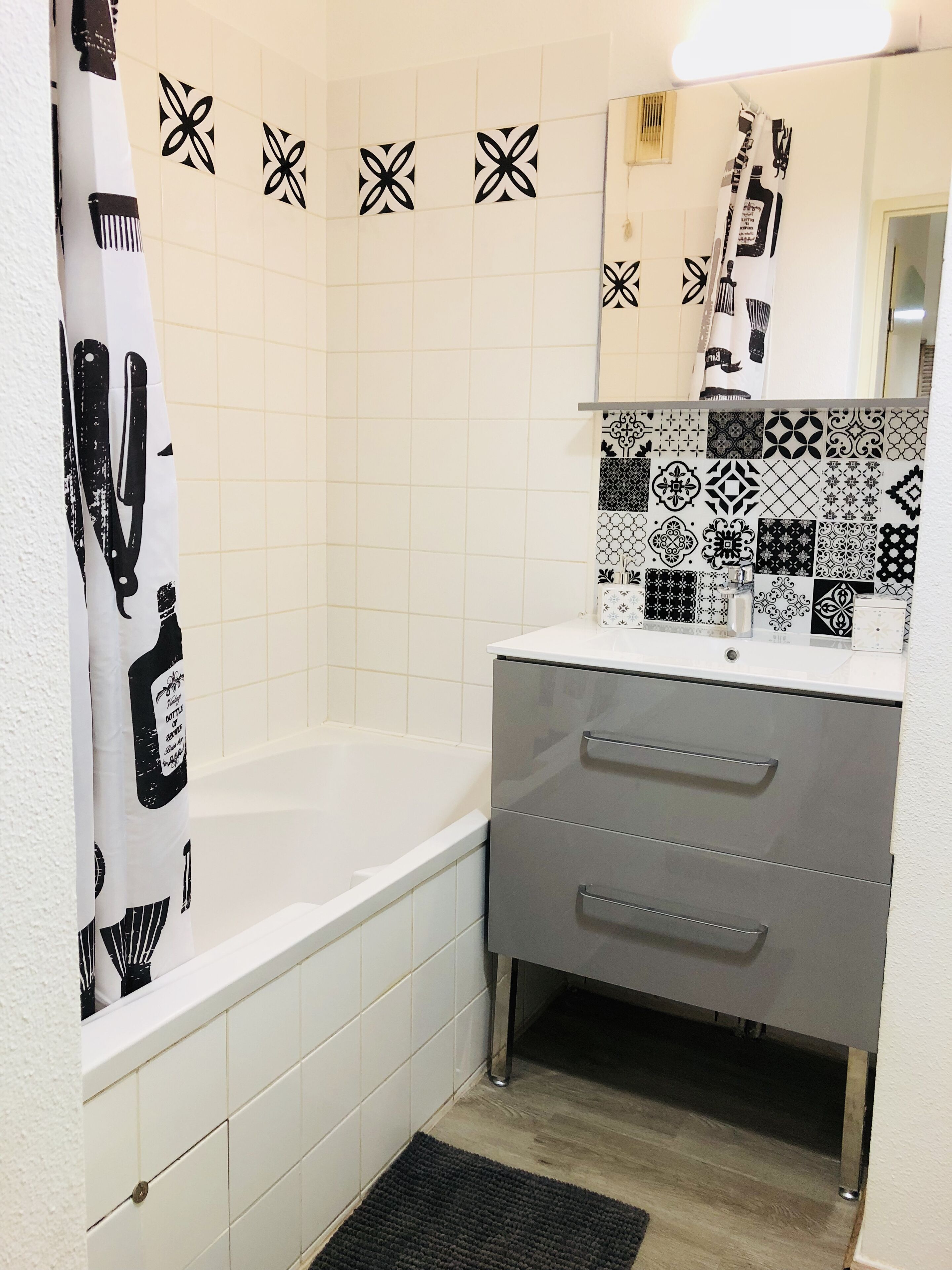 Superb renovated T2 of 45m2, swimming pool and enclosed parking, Tram C nearby