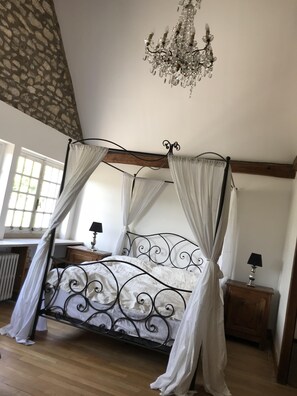 6 bedrooms, iron/ironing board, free WiFi, bed sheets