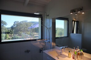 Badkar, hårtork och handdukar
