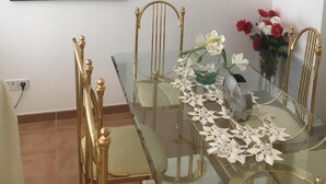 Comedor con un cuadro con motivos de cebra, una lámpara moderna y una mesa adornada con flores.