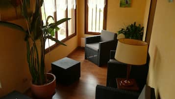 Televisie, een open haard, boeken en een kantoor