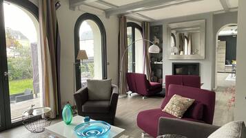 TV connectée, cheminée, jeux vidéo, lecteur de DVD