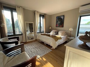 4 camere, una scrivania, ferro/asse da stiro, Wi-Fi gratuito