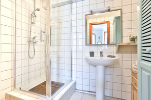 Douche, séchoir à cheveux, serviettes fournies