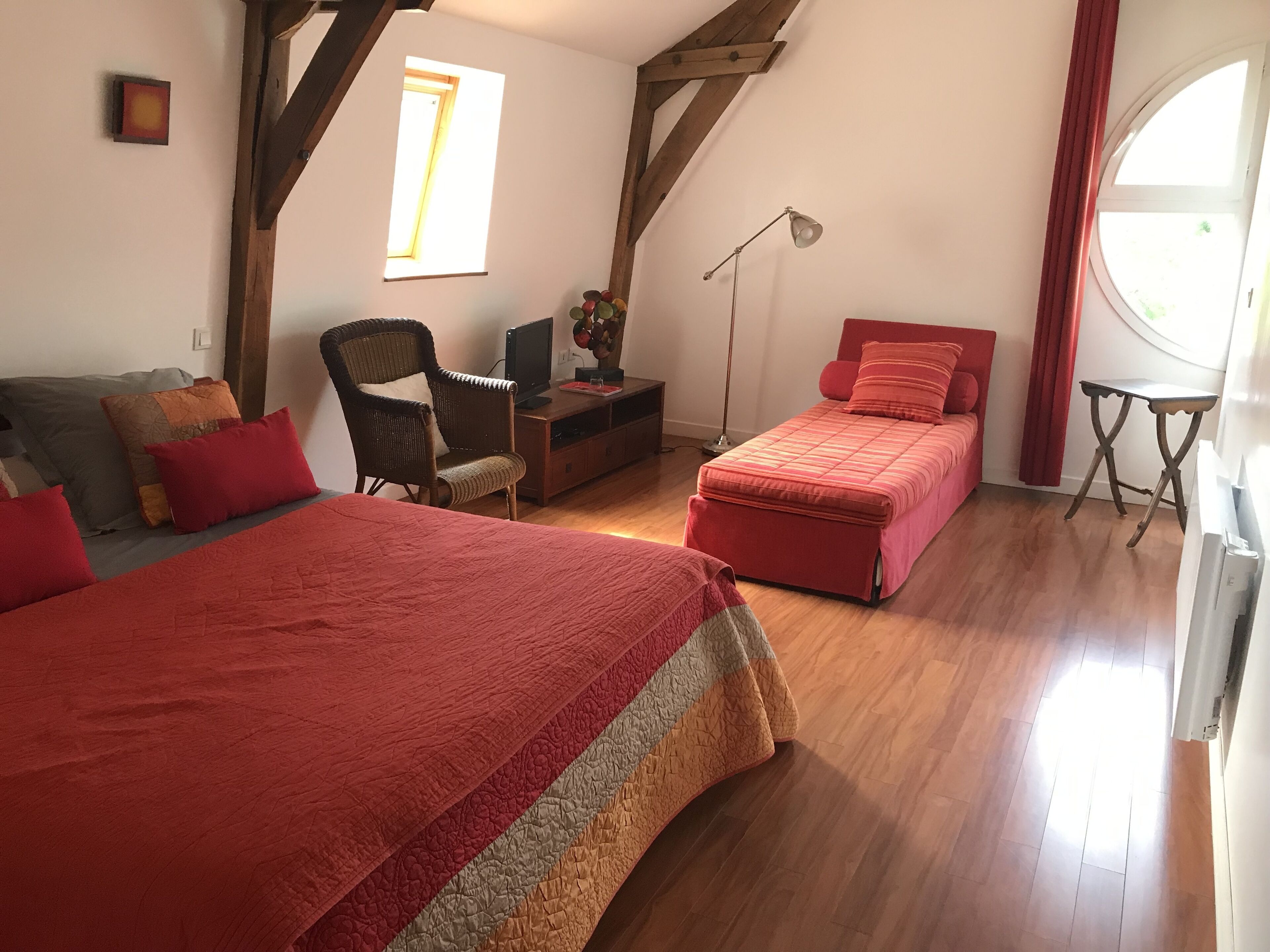 1 quarto, ferros/tábuas de passar roupa, berço de viagem