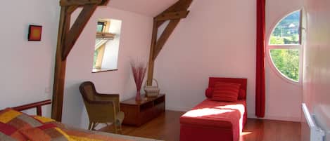 1 habitación, tabla de planchar con plancha y cuna de viaje