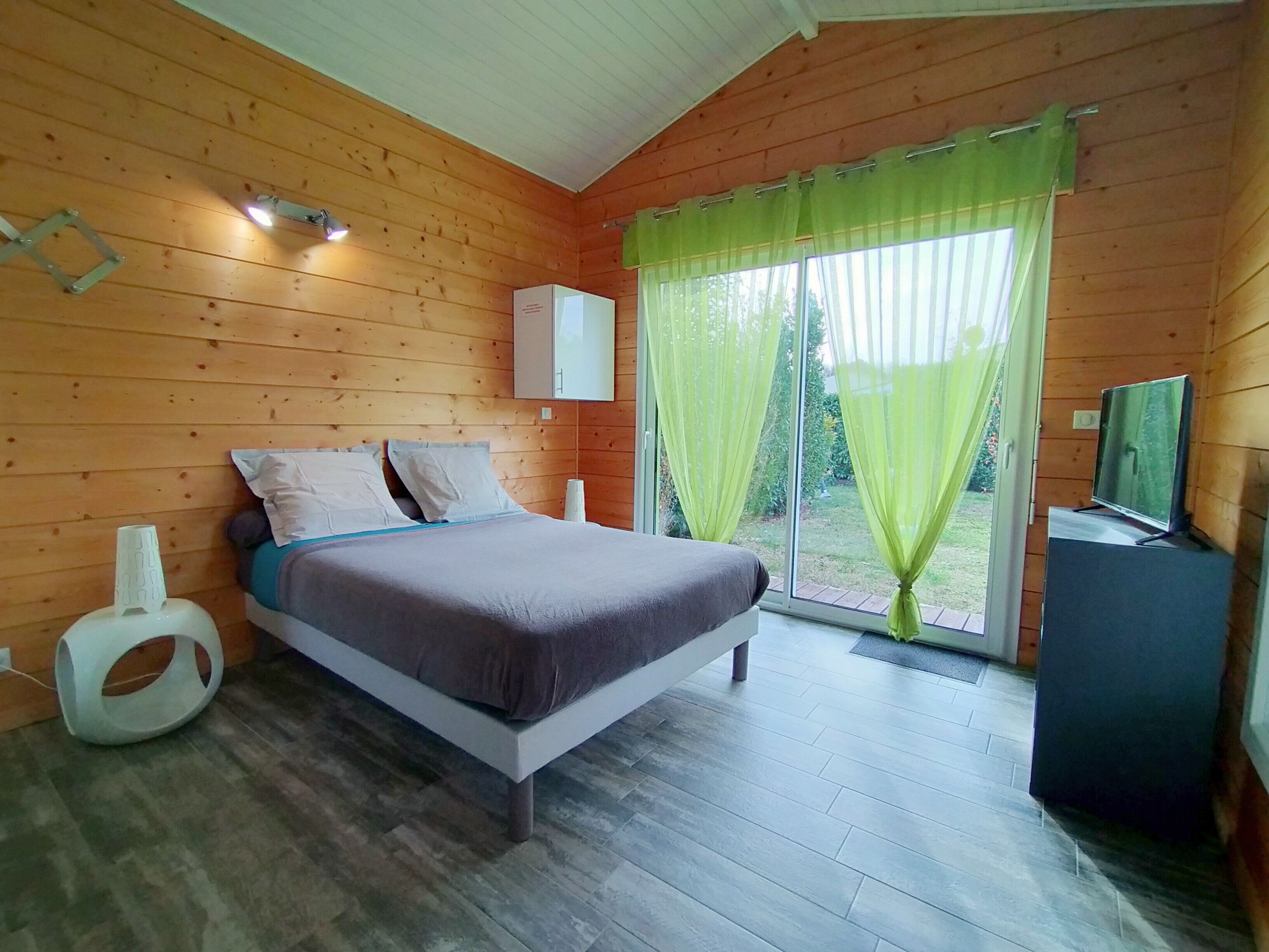 Gîte for 2 people with swimming pool 15 min from the ocean