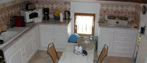 Fridge, microwave, oven, coffee/tea maker