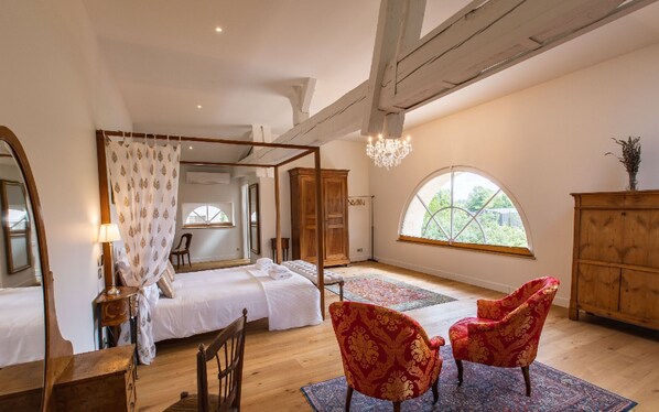 1 chambre, coffres-forts dans les chambres, fer et planche à repasser