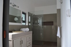 Dusche, Haartrockner, Handtücher, Toilettenpapier