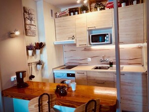 Refrigerador, microondas, parrilla de estufa y cafetera y tetera