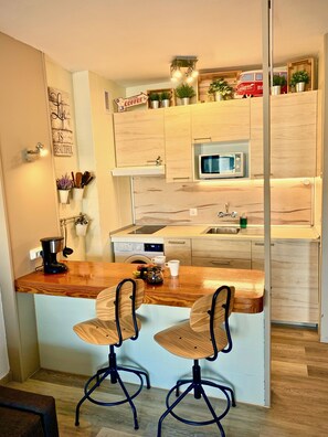 Kühlschrank, Mikrowelle, Herdplatte, Wasserkocher mit Kaffee-/Teezubehör