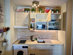Refrigerador, microondas, parrilla de estufa y cafetera y tetera