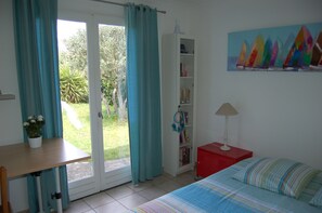 3 bedrooms, desk, iron/ironing board, free WiFi - House with garden, quiet and bright, Motorway exit Nîmes Garons Airport. (Garons)