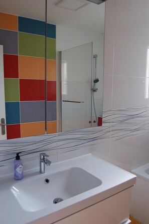 Combined shower/tub, hair dryer, towels, soap - House with garden, quiet and bright, Motorway exit Nîmes Garons Airport. (Garons)