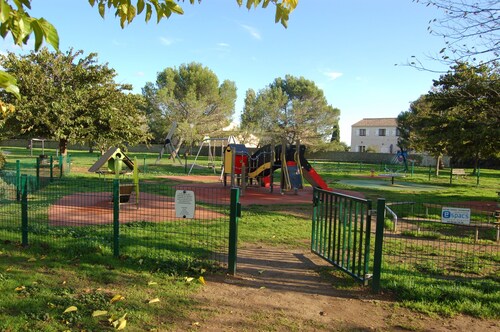 Maison avec jardin, calme et lumineuse, Sortie Autoroute Aéroport Nîmes Garons.