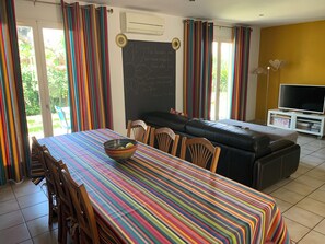 Dining - House with garden, quiet and bright, Motorway exit Nîmes Garons Airport. (Garons)