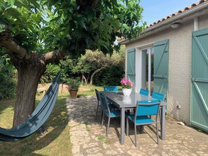 Outdoor dining - House with garden, quiet and bright, Motorway exit Nîmes Garons Airport. (Garons)