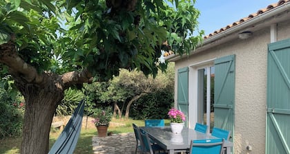 House with garden, quiet and bright, Motorway exit Nîmes Garons Airport.