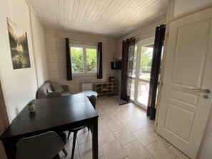 TV, table tennis - Pleasant gîte with all comforts, in the heart of nature, swimming pools, playground, tennis court (Joyeuse)