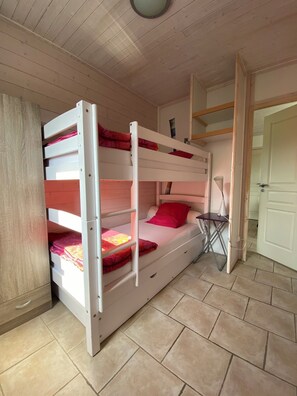 2 bedrooms, travel crib, internet, bed sheets