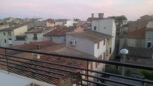 Un quartier résidentiel caractérisé par des toits recouverts de tuiles en terre cuite, une variété de styles architecturaux et un ciel dégagé.