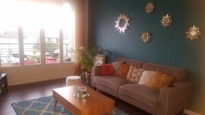 Un salon comprenant un canapé, une table basse et des éléments décoratifs muraux.