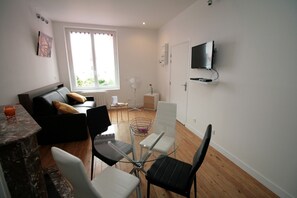 TV, books - ALL COMFORT apartment for 4 people (Saint-Quentin)