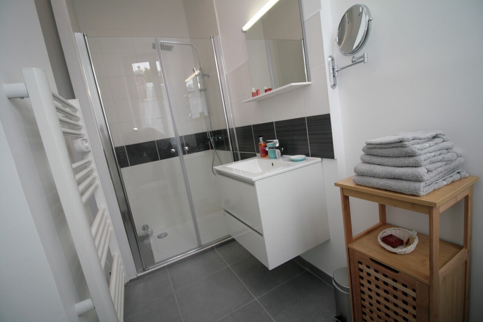 Dusch, hårtork, handdukar och tvål