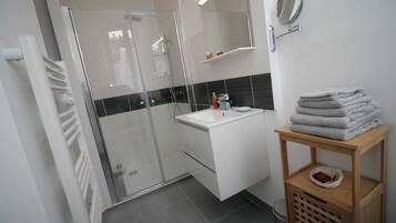 Een douche, een haardroger, handdoeken, zeep