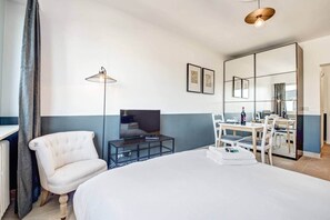 Iron/ironing board, WiFi, bed sheets - Studio Chic super central near cathedral (Luxembourg)