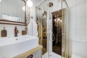 Shower, hair dryer, towels, soap - Studio Chic super central near cathedral (Luxembourg)