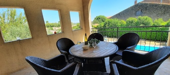 Superb villa: 3 suites (bed/bath) with private pool and air conditioning